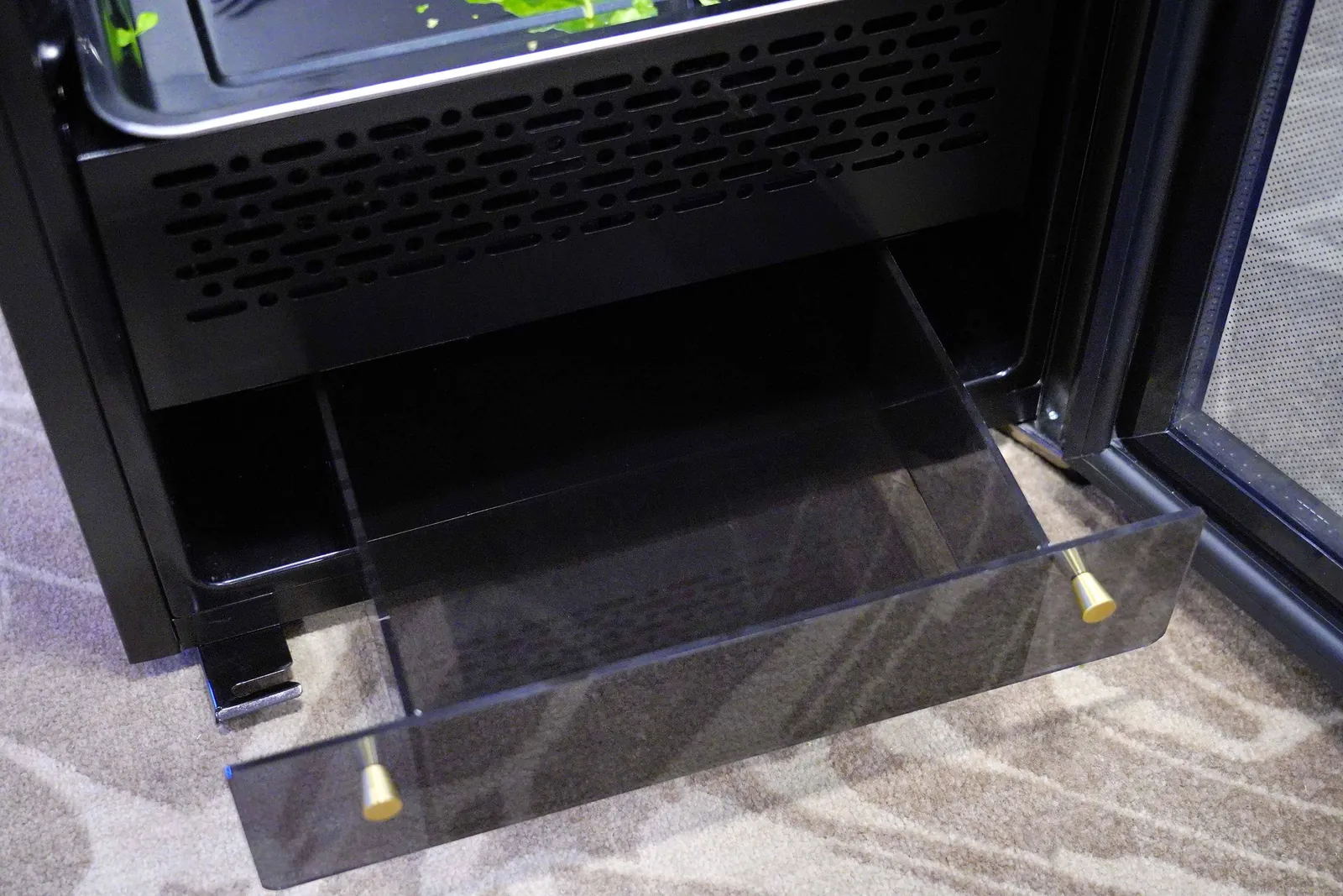 Removable 5.5 litre water tank